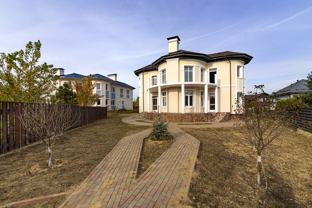Домовладение с 4 спальнями 300 м2 в посёлке Александрово