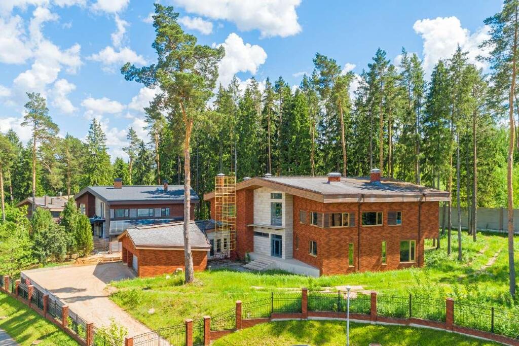 Домовладение с 4 спальнями 850 м2 в посёлке Покровское-Рубцово