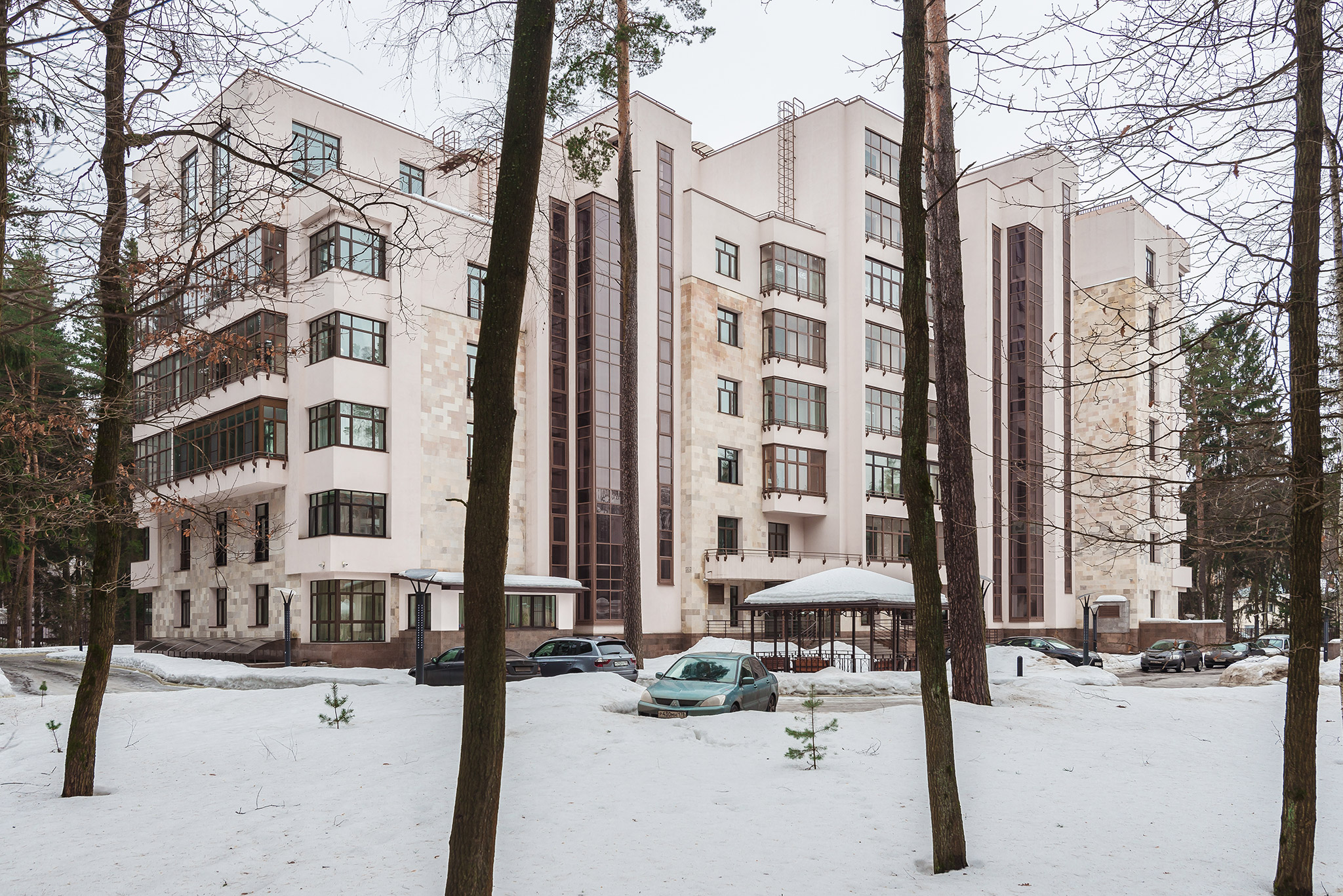 Недвижимость в посёлке Жуковка-1, многоквартирный дом в Московской области  Рублево-Успенское шоссе 10 км от МКАД