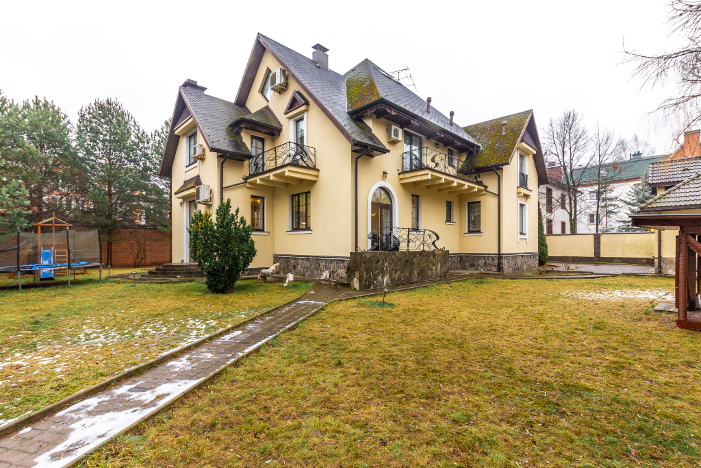 Домовладение с 4 спальнями 450 м2 в посёлке Жуковка Правая сторона